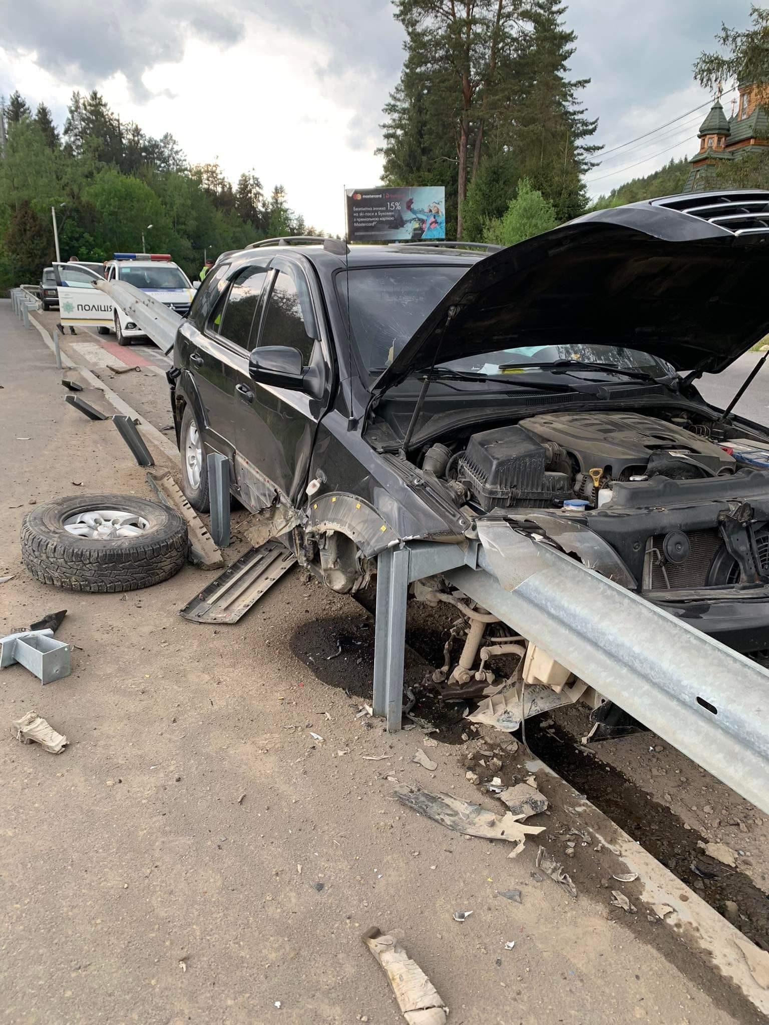 В ДТП у Яремче авто настромилося на відбійник – троє травмованих (ФОТО)
