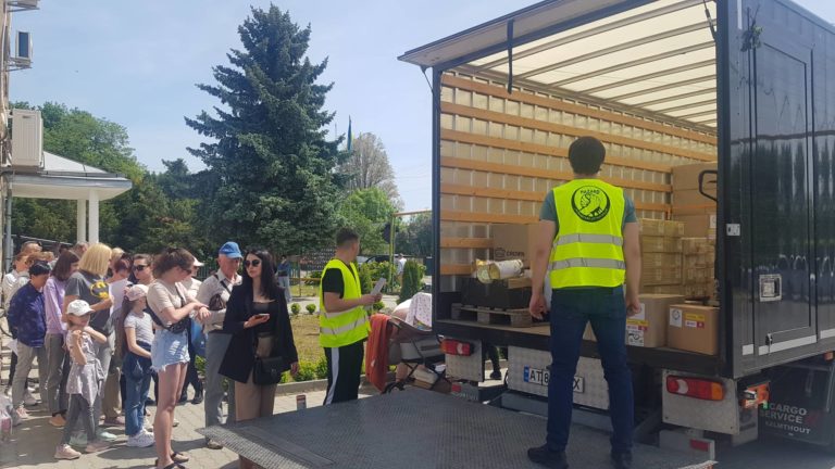 Чотири з половиною тонни харчів і засобів гігієни отримала Печеніжинська громада для переселенців (ФОТО)