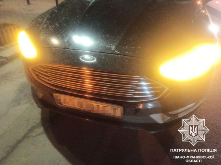 У Франківську Ford в’їхав у паркан: водій був під “лікарськими препаратами” (ФОТО)