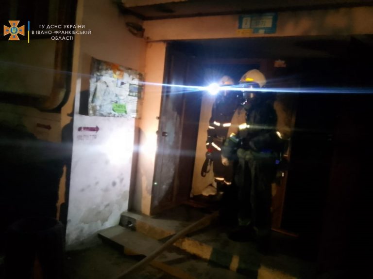 Шини та дерев’яні щити горіли у підвалі калуської багатоповерхівки (ФОТОФАКТ)