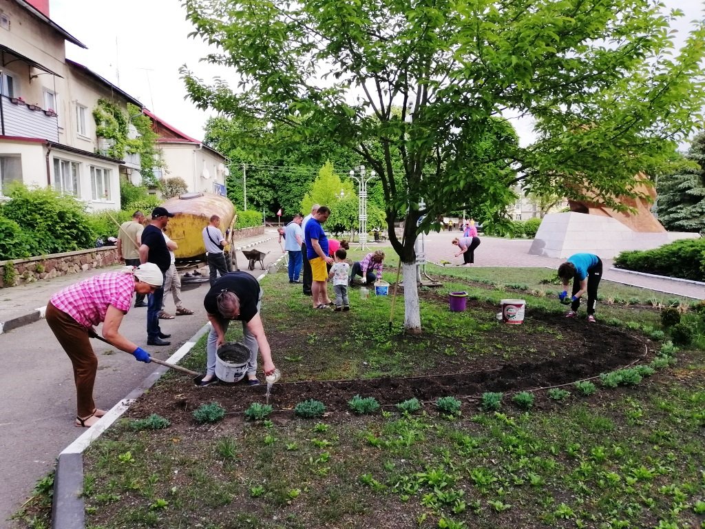 Квіти миру, квіти перемоги: у центрі Тлумача висадили 100 лілій (ФОТО)