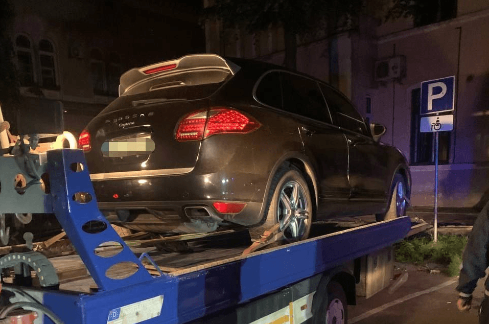 У центрі Франківська ймовірно п’яний водій на Порше врізався у Мазератті (ВІДЕО)
