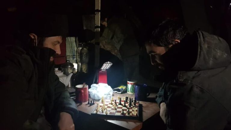 У Держприкордонслужбі показали, чим займаються воїни на “Азовсталі” в перервах між боями (ФОТО)