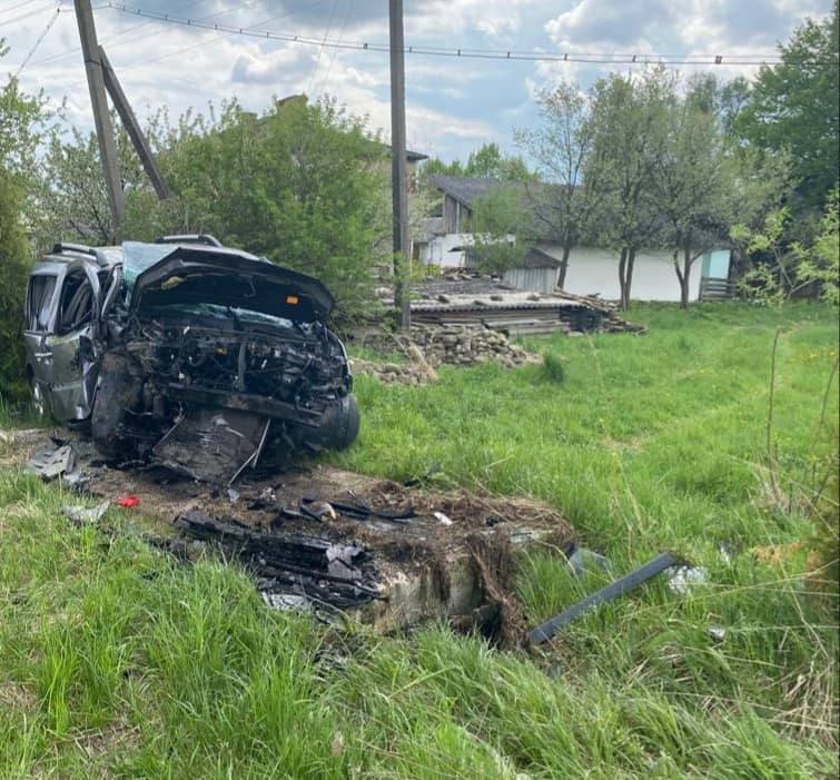 У Коломиї автомобіль злетів у кювет: травмувалися водій і семирічна дитина (ФОТО)