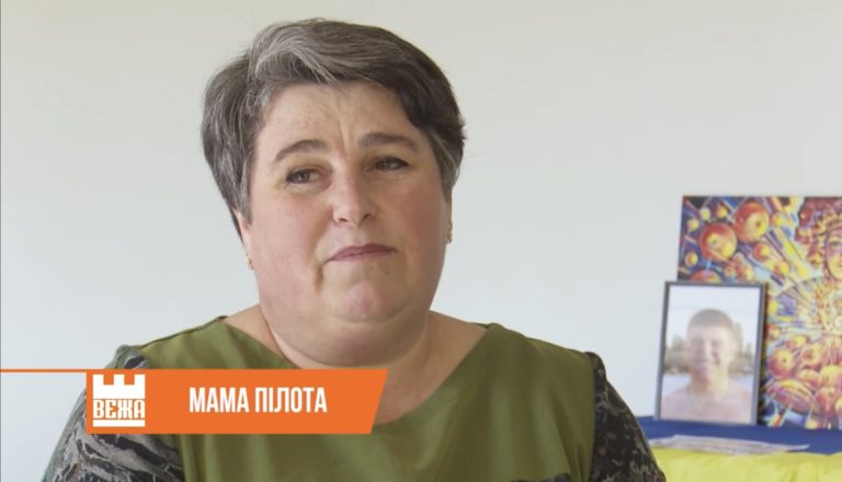 Мати Героя України, загиблого пілота з Прикарпаття  Степана Тарабалки виготовляє бронежилети для бійців (ВІДЕО)