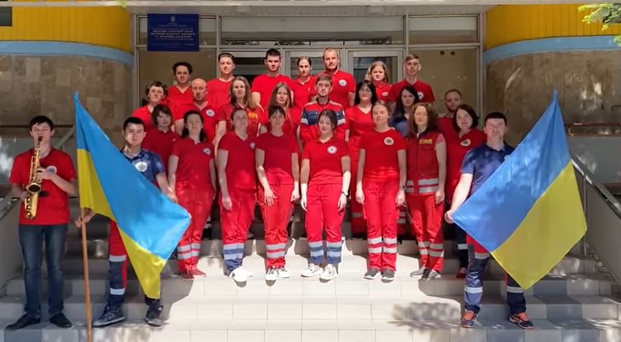 Працівники обласної екстреної медичної допомоги масово заспівали «Ой, у лузі червона калина» (ВІДЕО)