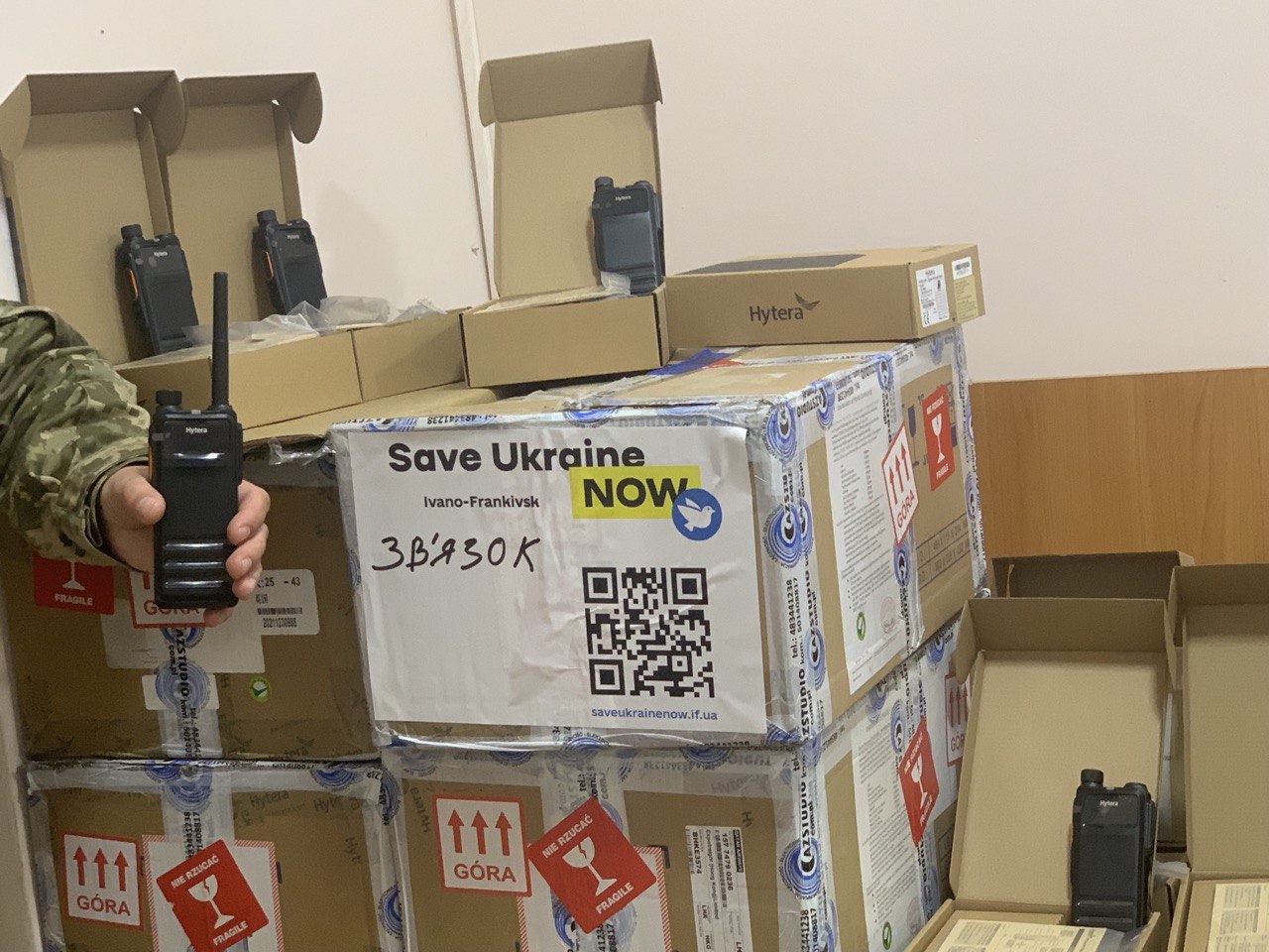 Рацій на понад 100 тисяч євро передали волонтери прикарпатським військовим (ФОТО, ВІДЕО)