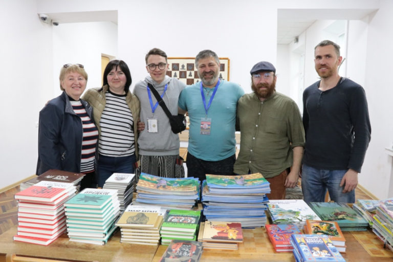 Івано-Франківська ОДА з “Просвітою” передали книги українським дітям у Польщі (ФОТО)