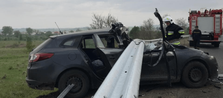 У Тисмениці автомобіль “влетів” у відбійник: двоє постраждалих (ФОТО)