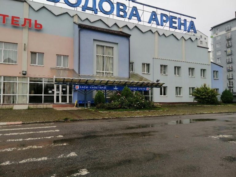 Франківську “Льодову арену” та “Аквапарк” продають за борги – стартова ціна 67 мільйонів гривень