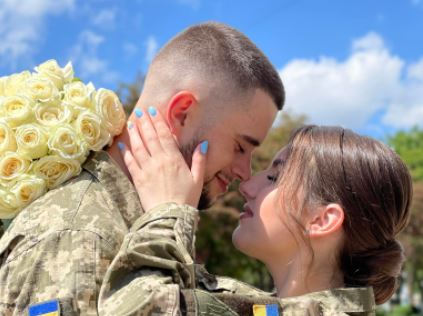 Не в білій сукні і костюмі, а польовій формі: у Калуші одружилися двоє військових (ФОТО)