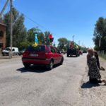 фото людей, які зустрічають загиблого бійця