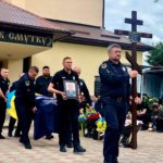 фото прощання із загиблим на війні поліціянтом Володимиром Розвадовським
