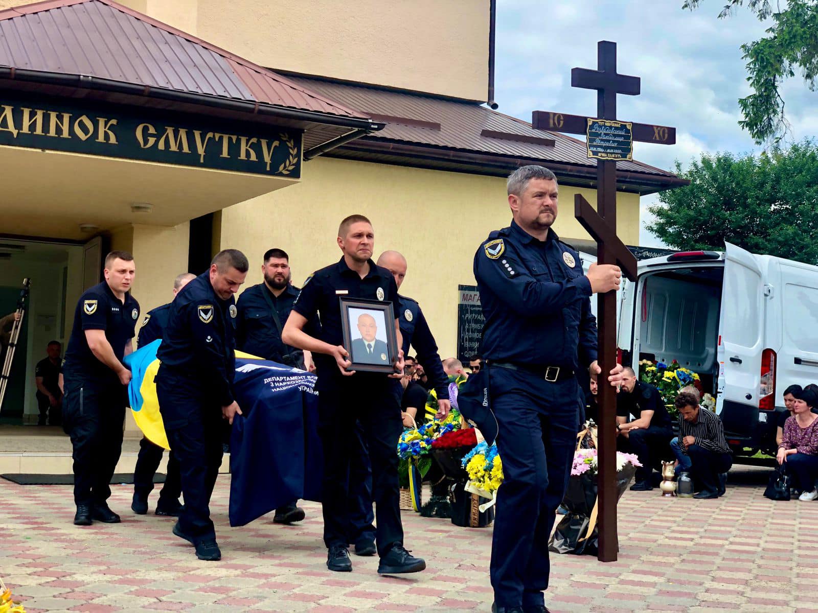 У Франківську попрощалися з загиблим на війні поліціянтом Володимиром Розвадовським (ФОТО)