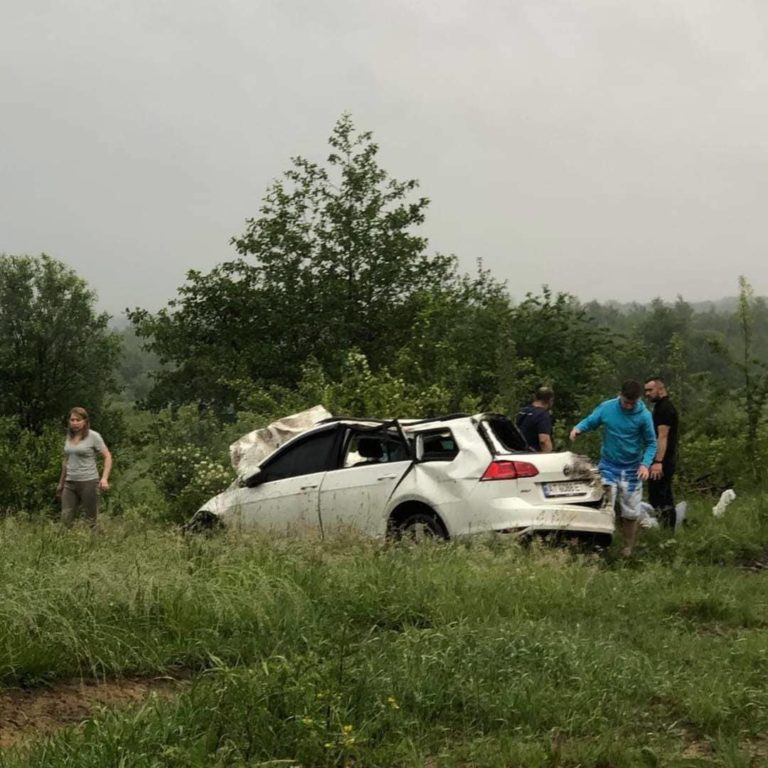 Під Вигодою перекинувся “Фольксваген”, водійка у лікарні (ФОТО)