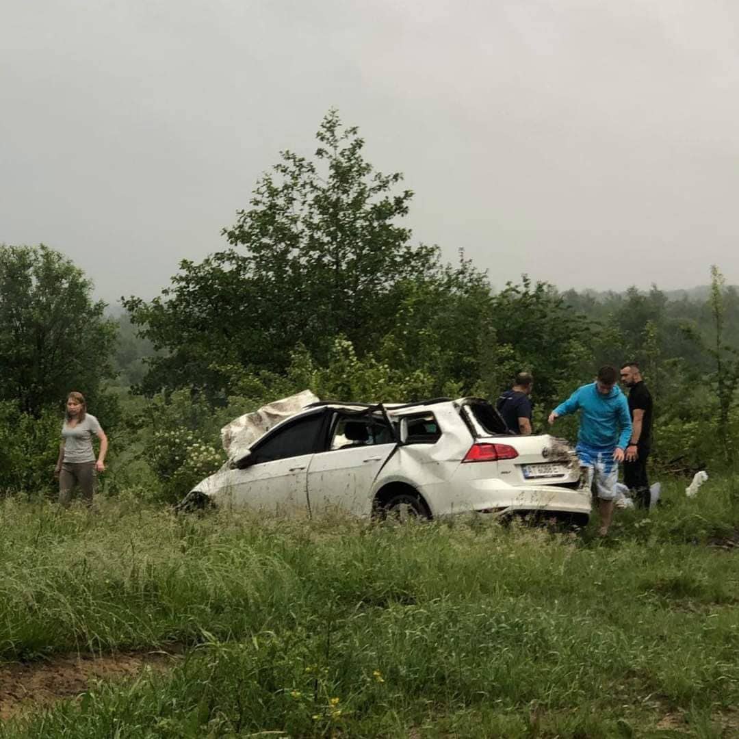 Під Вигодою перекинувся “Фольксваген”, водійка у лікарні (ФОТО)