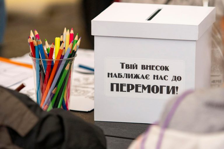 У Франківську діти зібралися на ярмарку – збирали гроші на авто та амуніцію захисникам (ФОТО)