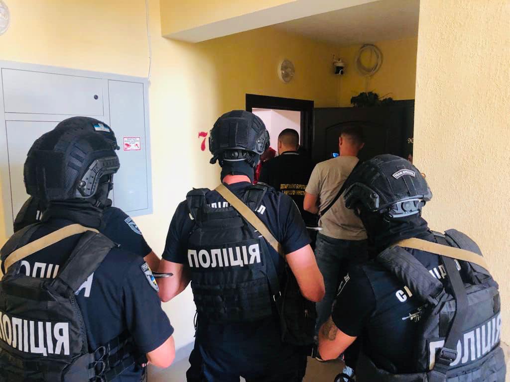 На Прикарпатті спіймали двох жінок і чоловіка, які продавали наркотики (ФОТО)