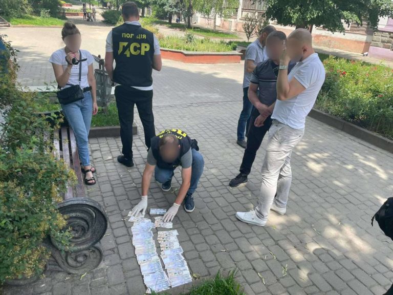 215 тисяч гривень за оренду ділянки: у прокуратурі розповіли подробиці затримання хабарника облавтодору (ФОТОФАКТ)