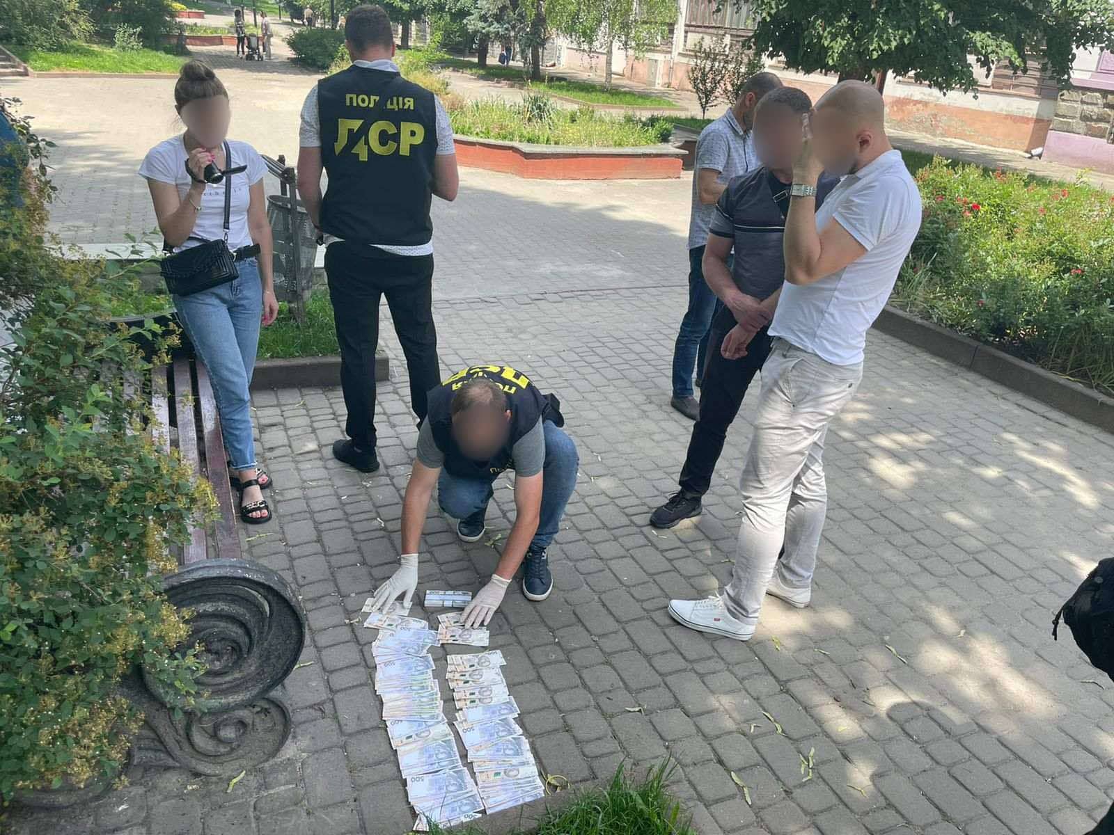 215 тисяч гривень за оренду ділянки: у прокуратурі розповіли подробиці затримання хабарника облавтодору (ФОТОФАКТ)