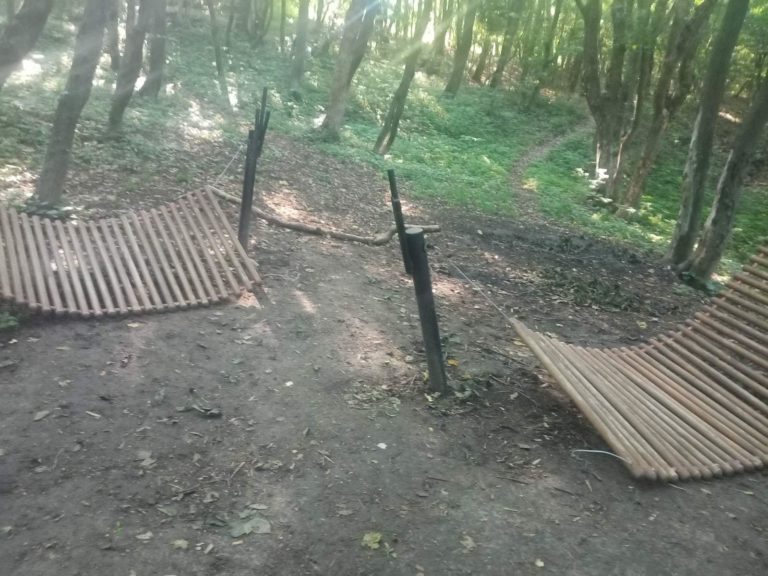 На Вовчинецьких пагорбах вдруге за тиждень невідомі понищили деревʼяні лежаки (ФОТО)