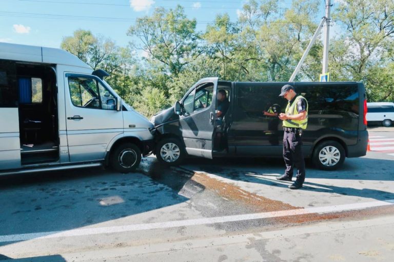 На Надвірнянщині п’яний водій “Опеля” зіткнувся з рейсовим автобусом: пасажирка останнього у лікарні (ФОТО)