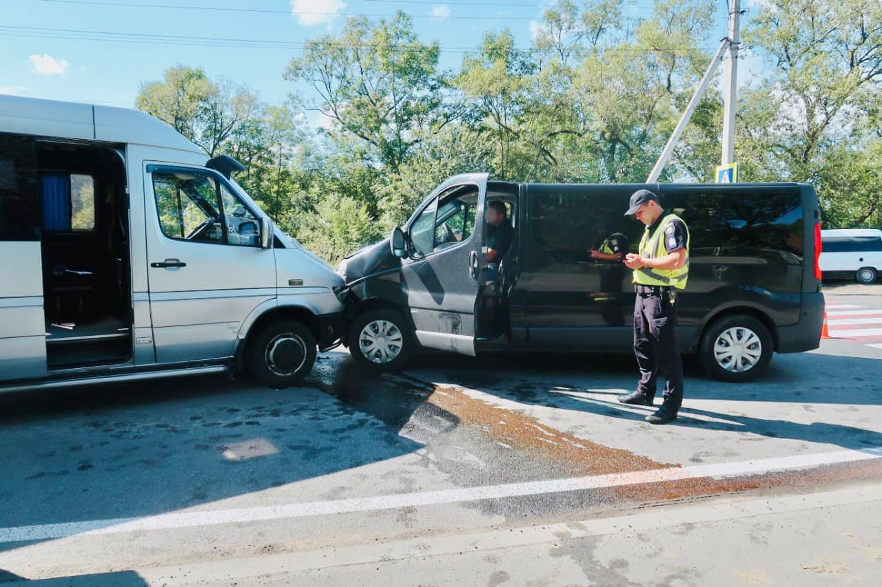 На Надвірнянщині п’яний водій “Опеля” зіткнувся з рейсовим автобусом: пасажирка останнього у лікарні (ФОТО)
