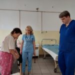 фото жінки, яка робить перші кроки після операції