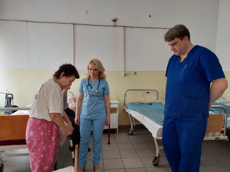 На Прикарпатті лікарі повернули можливість ходити жінці, яка постраждала через військові дії на Луганщині (ФОТО)