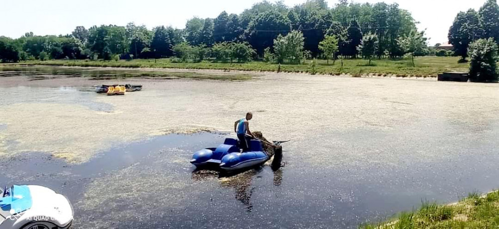 В Калуші чистять міське озеро: скоро там відновлять прокат катамаранів (ФОТО)