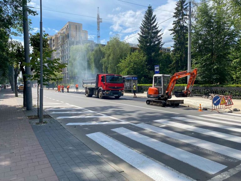 На Мазепи облаштовують нову заїзну кишеню для громадського транспорту (ФОТО)