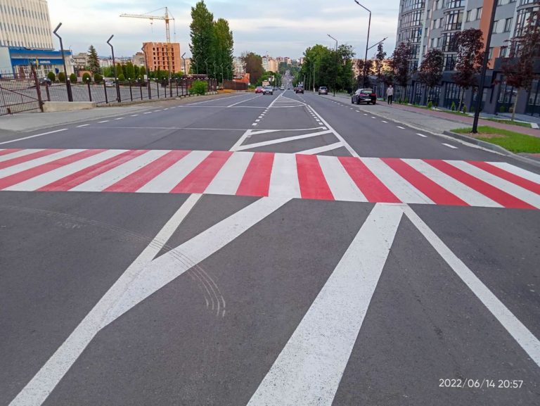 Не соромно в’їжджати в місто: на Калуському шосе нарешті нова розмітка (ФОТО)