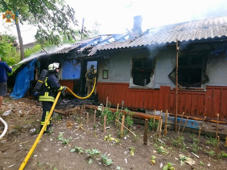 На Коломийщині горів будинок. Постраждав 64-річний чоловік (ФОТО)