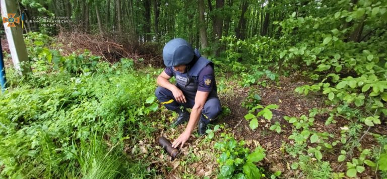 Піротехніки знешкодили артснаряд часів Другої світової, знайдений у Дем’яновому Лазі (ФОТО)