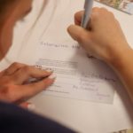 пластуни підписують листівки бійцям
