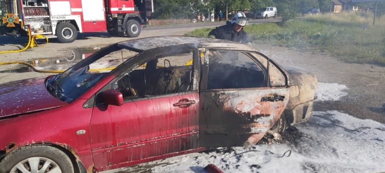 У Делятині горів автомобіль (ФОТОФАКТ)