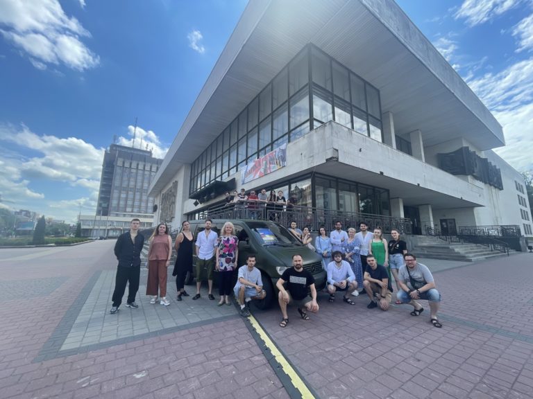 “Бій за Україну”: франківський драмтеатр назбирав на авто та форму для військових (ФОТО)