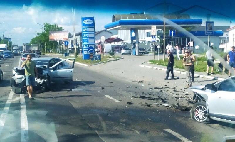На Коновальця зіткнулися два “Рено”. Один з водіїв у лікарні (ФОТО, ВІДЕО)