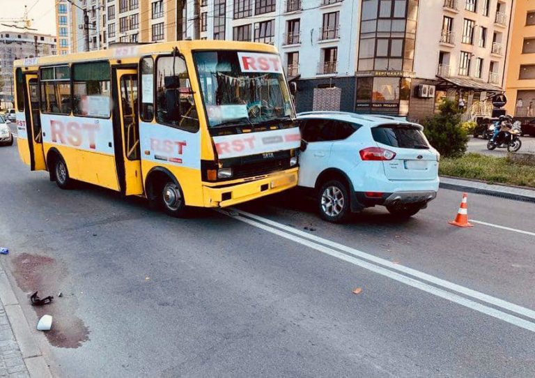 У Франківську маршрутка збила 10-річного велосипедиста, хлопчик – у реанімації (ФОТО)