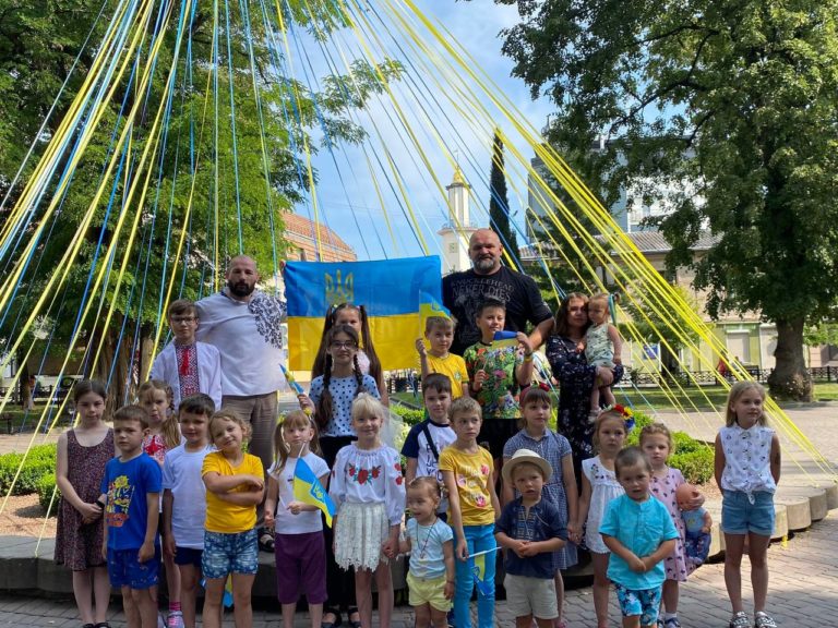 У Франківську діток-переселенців познайомили з богатирем Вірастюком і зводили в кінотеатр (ФОТО)