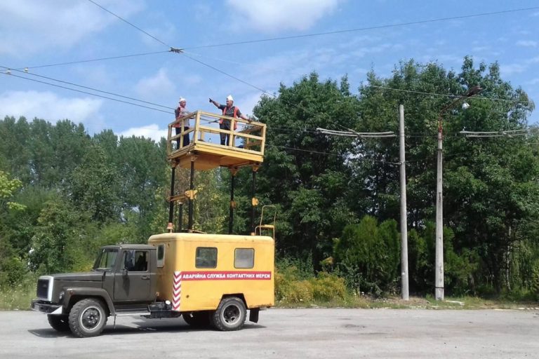 “Електроавтотранс” залишить без струму франківців, які незаконно проклали кабелі на опорах підприємства