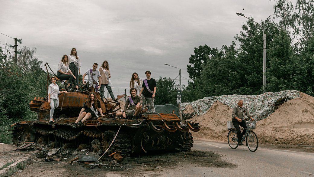 У нас вкрали свято: франківський фотограф влаштував фотосесію для випускників серед руїн у Чернігові (ФОТО)