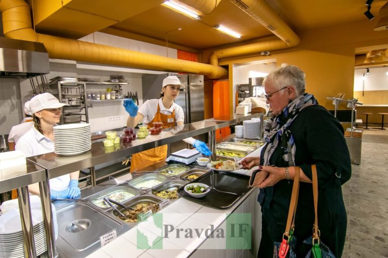 Деруни та вареники: що найчастіше замовляють франківці у новому закладі “Паляниця. Кухня Галичини” (ФОТО)