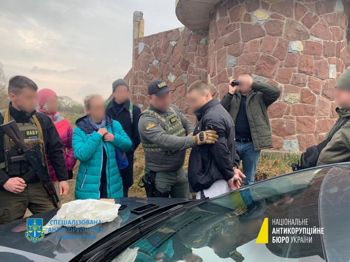 НАБУ і САП завершили розслідування стосовно правоохоронців, які на Франківщині “погоріли” на хабарі у 10 тисяч доларів