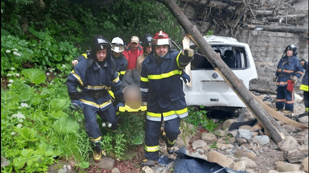 На Калущині мікроавтобус ледь не з’їхав у річку: двоє постраждалих (ФОТО)