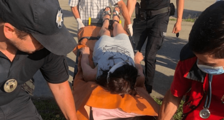 Ледь відчутний пульс і розбита голова: у Франківську патрульні врятували непритомну жінку (ФОТО)