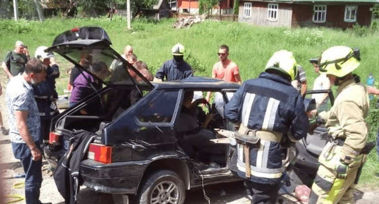 У Микуличині в аварії травмувалися двоє осіб. Чоловіка “вирізали” з понівеченого авто (ФОТО)