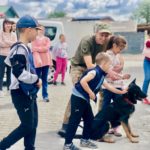 діти гладять собаку