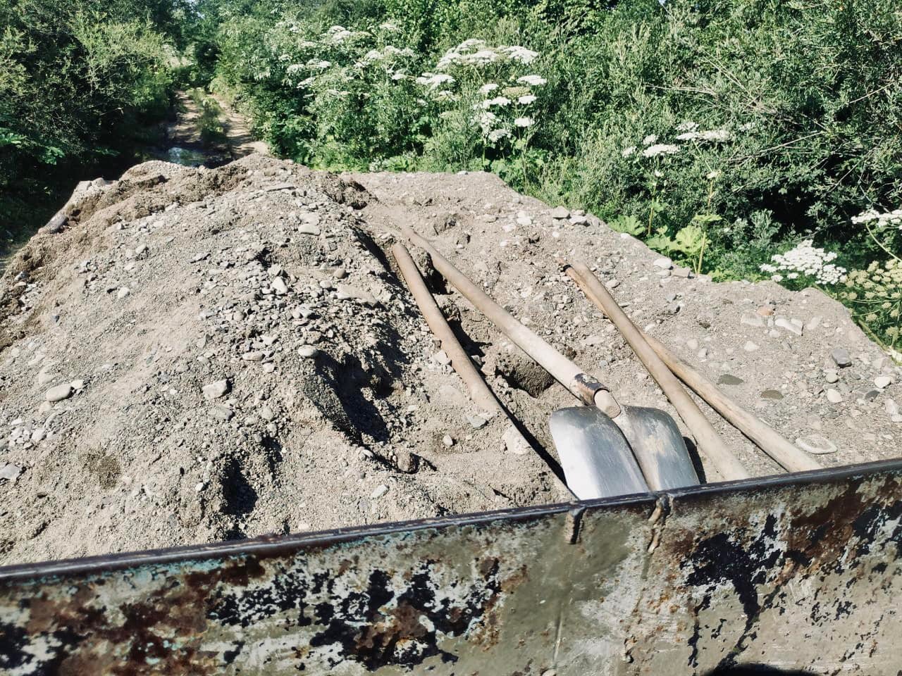 На Надвірнянщині за день виявили незаконний видобуток піску і гравію (ФОТО)