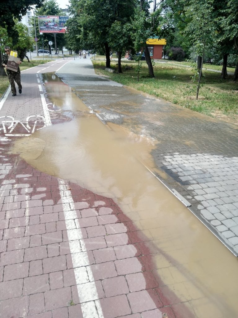 На Довженка і Сухомлинського через аварію будинки сьогодні залишаться без води (АДРЕСИ)
